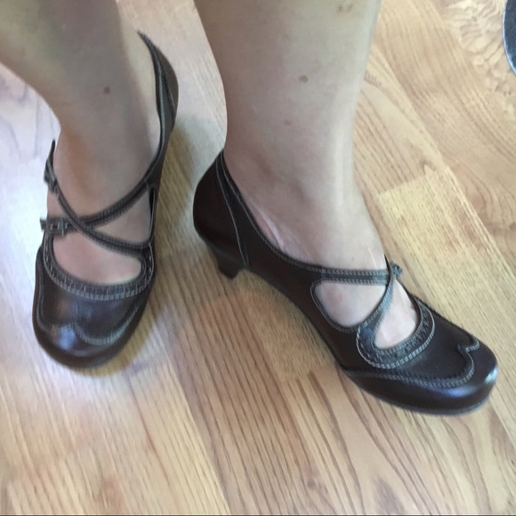 Leather heeled pumps with beautiful stitches. - Picture 1 of 8